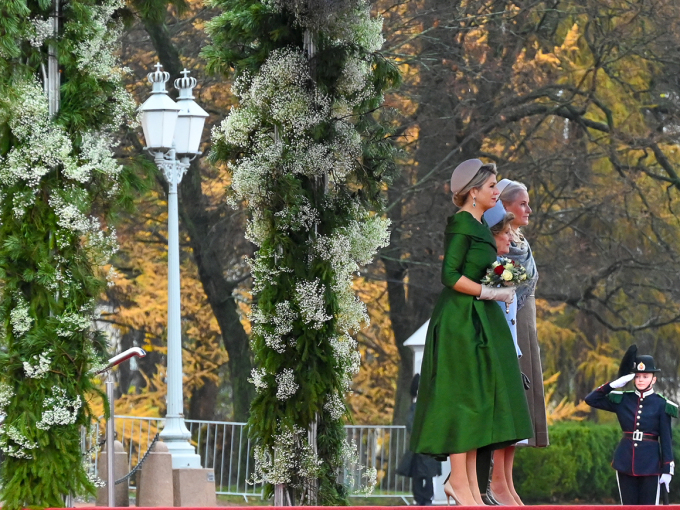 Dronning Máxima, Dronning Sonja og Kronprinsesse Mette-Marit under velkomstseremonien på Slottsplassen. Foto: Sven Gj. Gjeruldsen, Det kongelige hoff